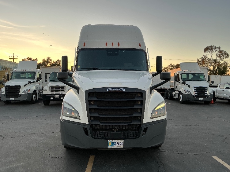 2022 Freightliner Cascadia in Torrance, CA — photo 2