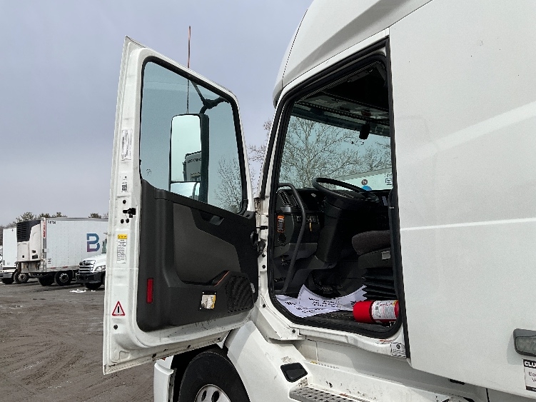 2022 Volvo VNL 760 in Reading, PA — photo 9