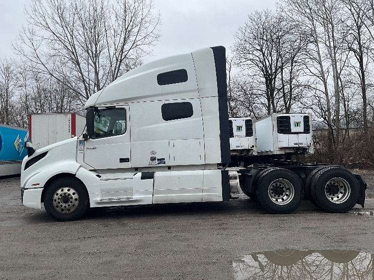 2022 Volvo VNL 760 in Reading, PA — photo 4
