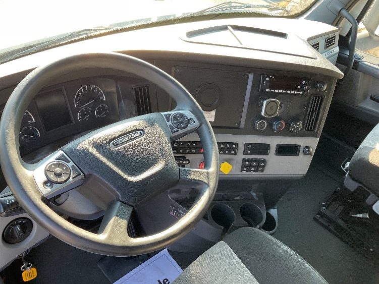 2022 Freightliner Cascadia in Millville, NJ — photo 10