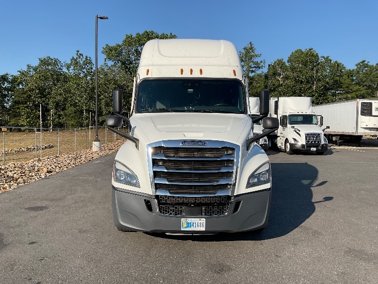 2022 Freightliner Cascadia in Millville, NJ — photo 2