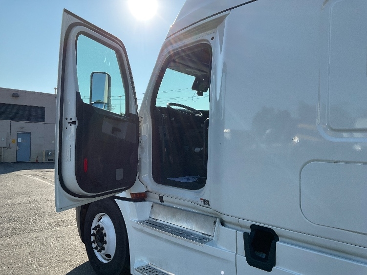 2022 Freightliner Cascadia in Millville, NJ — photo 9