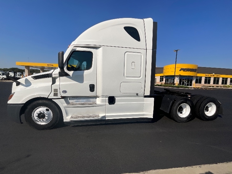 2022 Freightliner Cascadia in La Porte, IN — photo 4