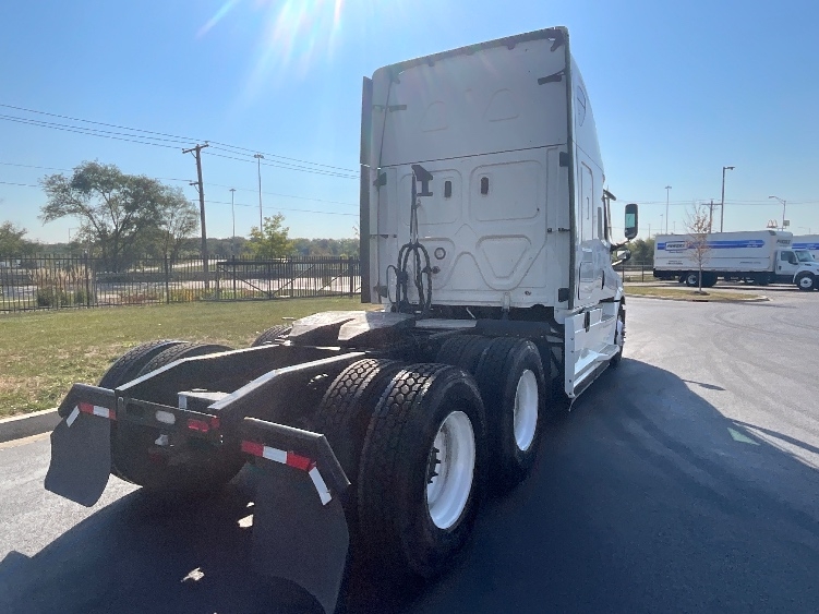 2022 Freightliner Cascadia in La Porte, IN — photo 7