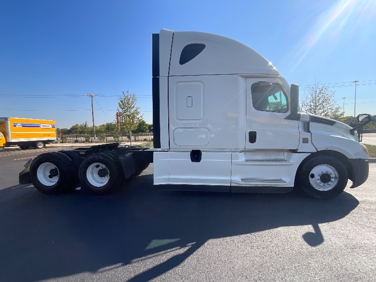 2022 Freightliner Cascadia in La Porte, IN — photo 8