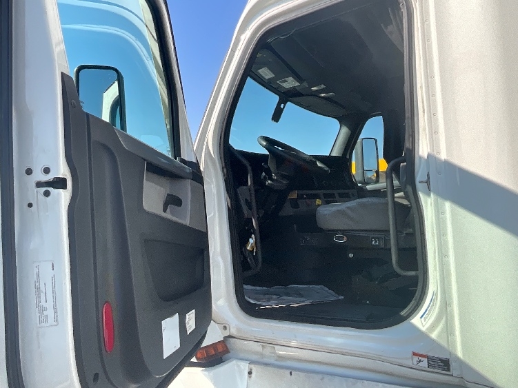 2022 Freightliner Cascadia in La Porte, IN — photo 9