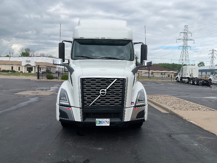 2022 Volvo VNL 760 in Milwaukee, WI — photo 2