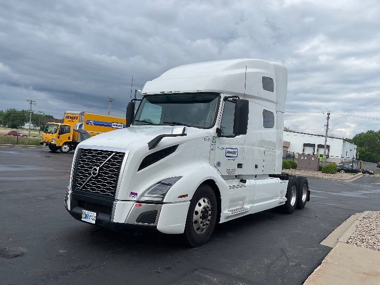 2022 Volvo VNL 760 in Milwaukee, WI — photo 3