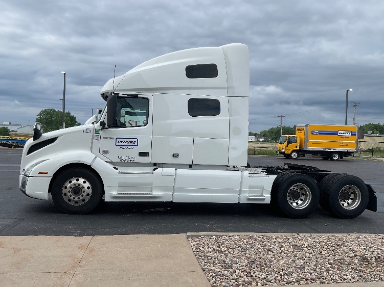 2022 Volvo VNL 760 in Milwaukee, WI — photo 4