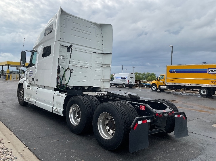 2022 Volvo VNL 760 in Milwaukee, WI — photo 5