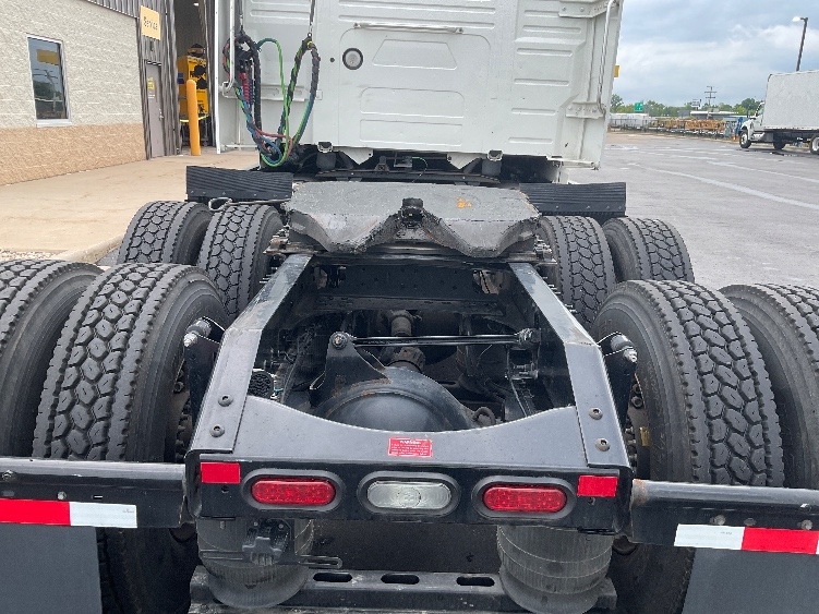 2022 Volvo VNL 760 in Milwaukee, WI — photo 6