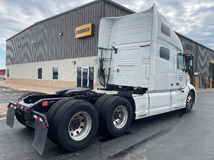 2022 Volvo VNL 760 in Milwaukee, WI — photo 7