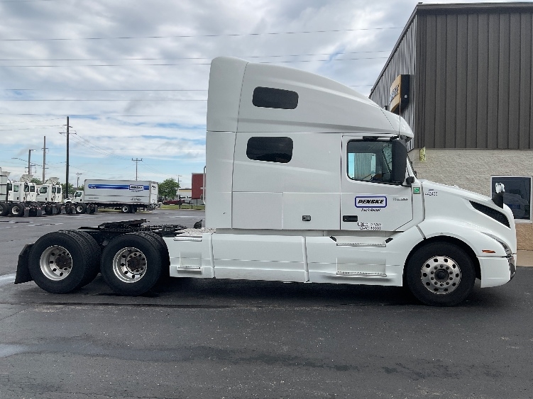 2022 Volvo VNL 760 in Milwaukee, WI — photo 8