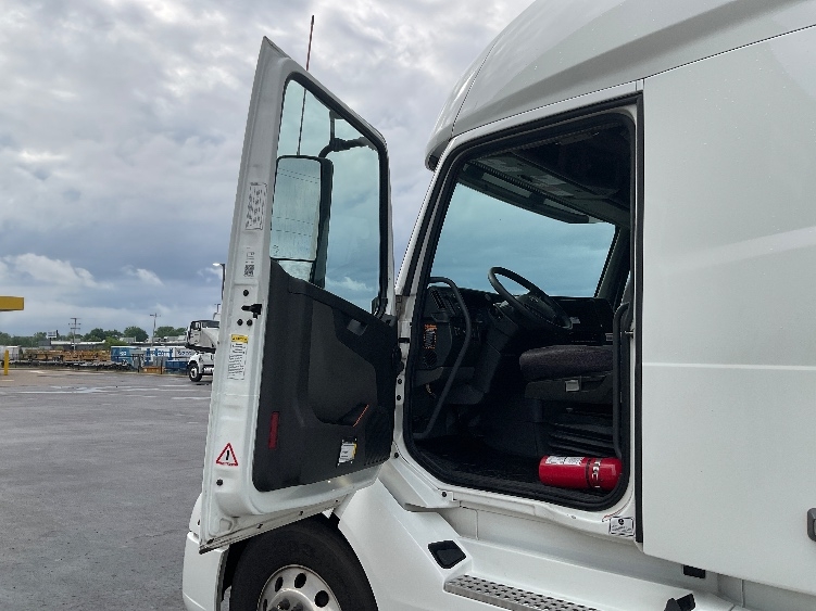 2022 Volvo VNL 760 in Milwaukee, WI — photo 9