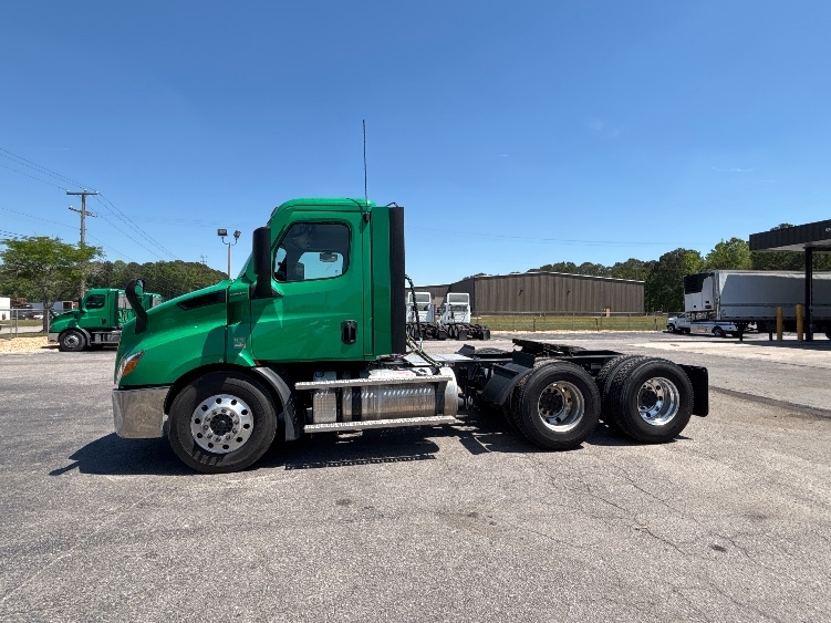 2022 Freightliner Cascadia in Prince George, VA — photo 4