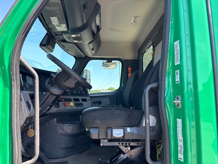 2022 Freightliner Cascadia in Prince George, VA — photo 9