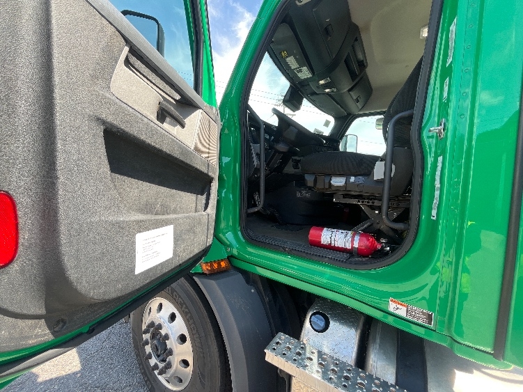 2022 Freightliner Cascadia in Prince George, VA — photo 9
