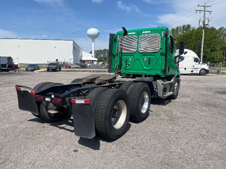 2022 Freightliner Cascadia in Prince George, VA — photo 7