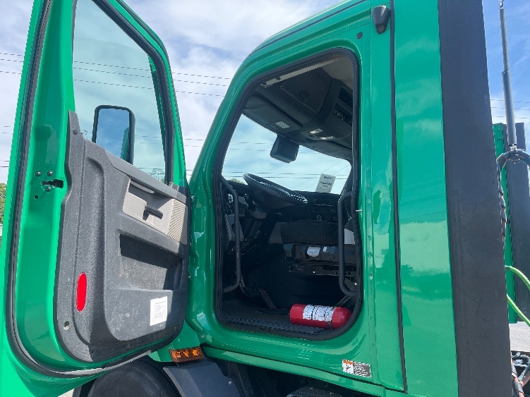 2022 Freightliner Cascadia in Prince George, VA — photo 9