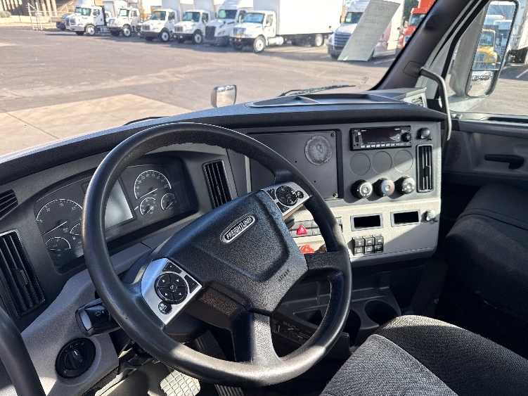 2022 Freightliner Cascadia in Phoenix, AZ — photo 10