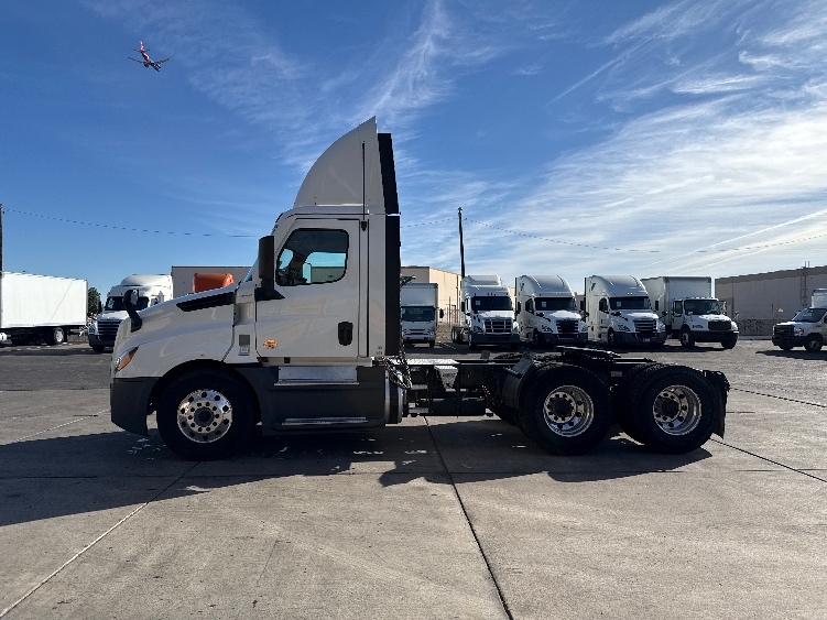 2022 Freightliner Cascadia in Phoenix, AZ — photo 4