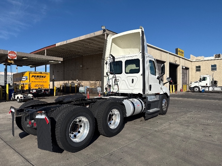 2022 Freightliner Cascadia in Phoenix, AZ — photo 7