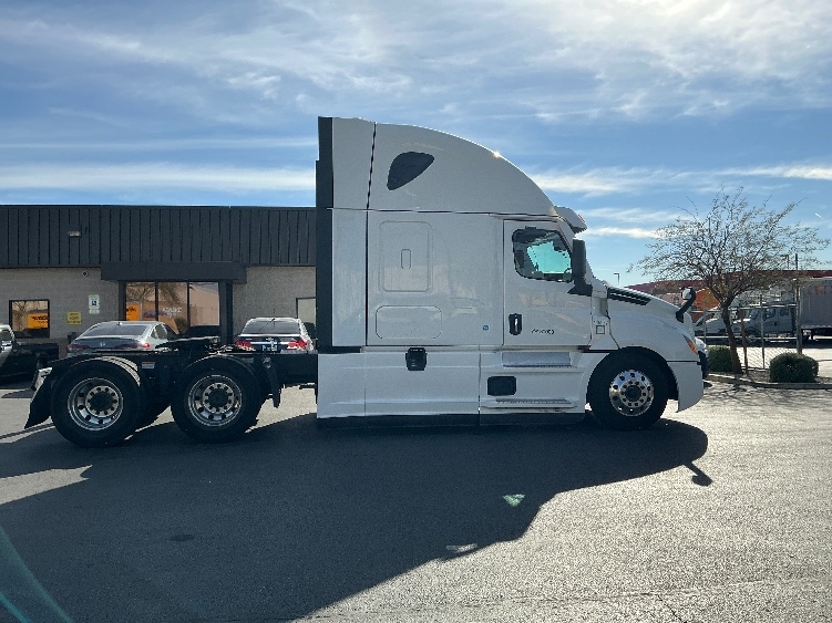 2022 Freightliner Cascadia in Las Vegas, NV — photo 8