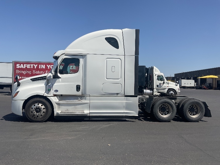 2022 Freightliner Cascadia in Phoenix, AZ — photo 4