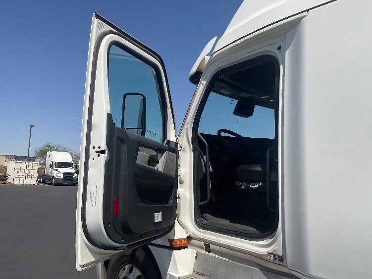 2022 Freightliner Cascadia in Phoenix, AZ — photo 9