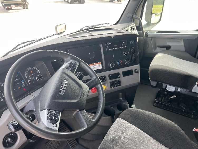 2022 Freightliner Cascadia in Sellersburg, IN — photo 10