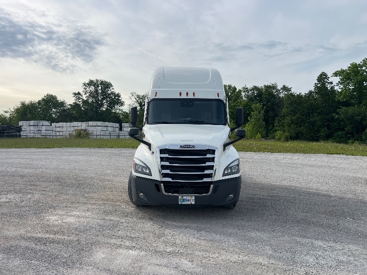 2022 Freightliner Cascadia in Sellersburg, IN — photo 2