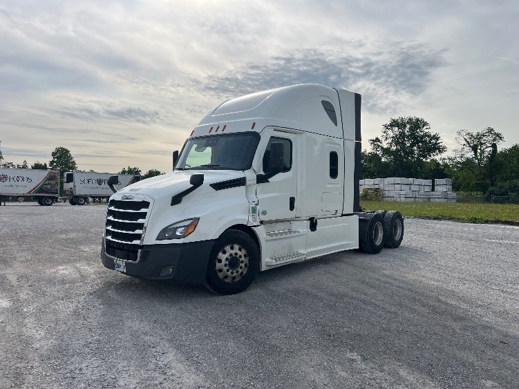 2022 Freightliner Cascadia in Sellersburg, IN — photo 3