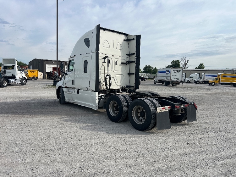 2022 Freightliner Cascadia in Sellersburg, IN — photo 5