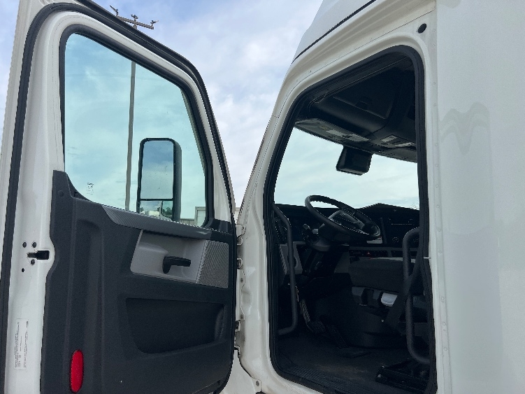 2022 Freightliner Cascadia in Sellersburg, IN — photo 9