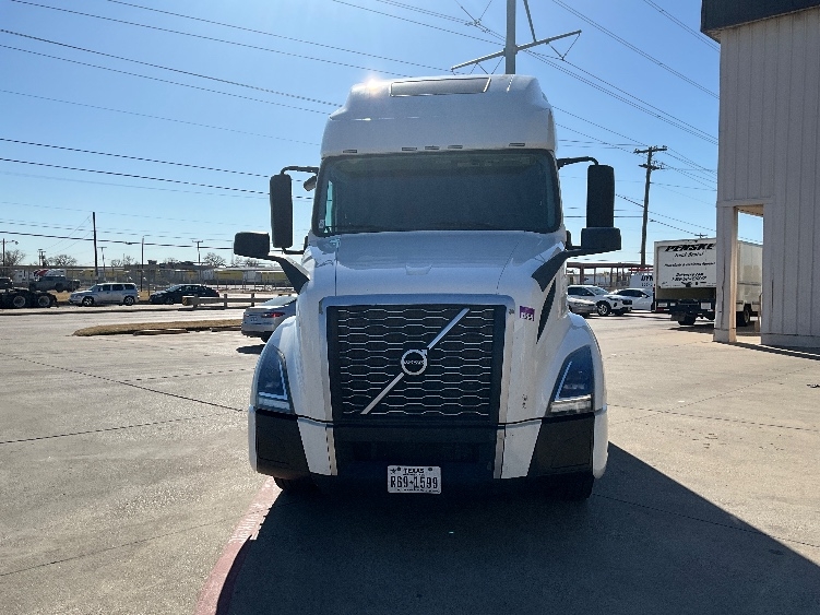 2023 Volvo VNL 760 in Dallas, TX — photo 2