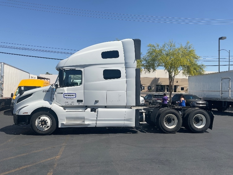 2022 Volvo VNL 760 in North Las Vegas, NV — photo 4