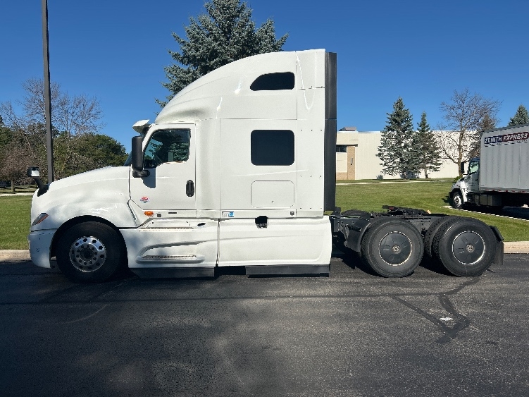 2022 International LT in De Pere, WI — photo 4