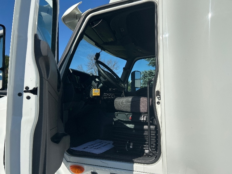2022 International LT in De Pere, WI — photo 9