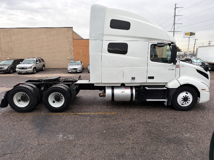 2023 Volvo VNL 760 in Dallas, TX — photo 8