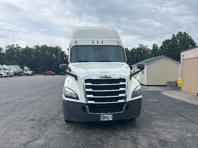 2022 Freightliner Cascadia in Salem, VA — photo 2