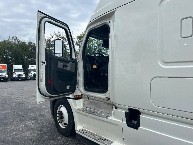 2022 Freightliner Cascadia in Salem, VA — photo 9