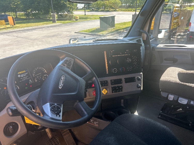 2022 Freightliner Cascadia in Sturtevant, WI — photo 10