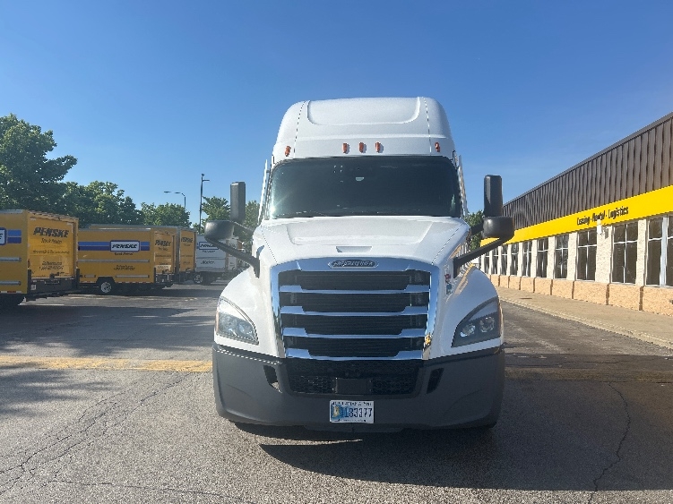 2022 Freightliner Cascadia in Sturtevant, WI — photo 2