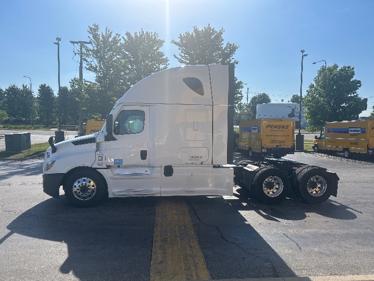 2022 Freightliner Cascadia in Sturtevant, WI — photo 4