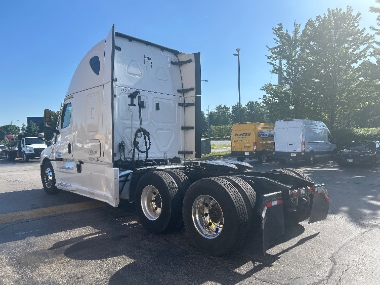 2022 Freightliner Cascadia in Sturtevant, WI — photo 5