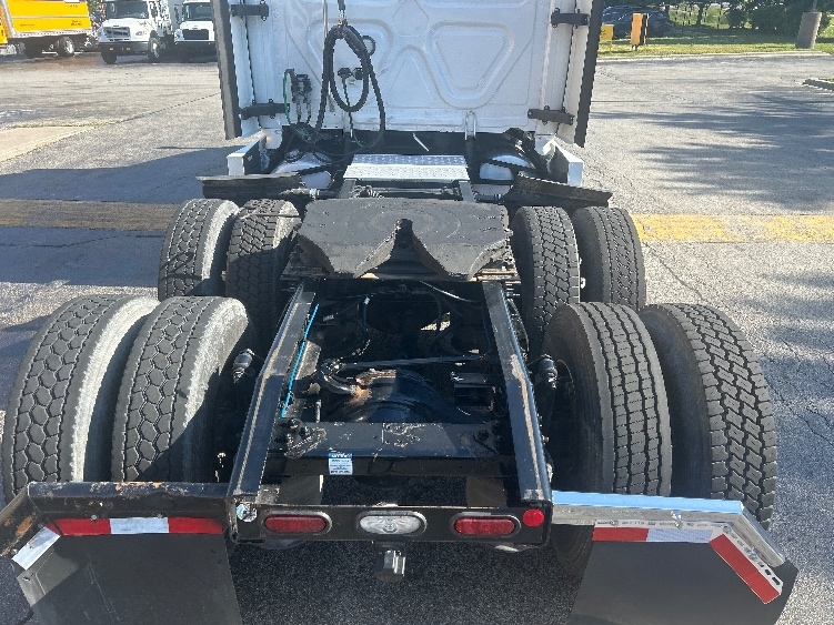 2022 Freightliner Cascadia in Sturtevant, WI — photo 6