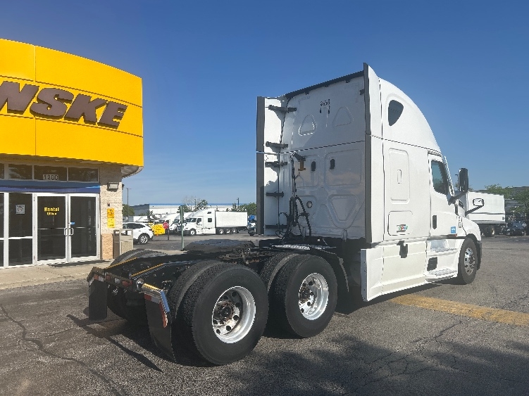 2022 Freightliner Cascadia in Sturtevant, WI — photo 7