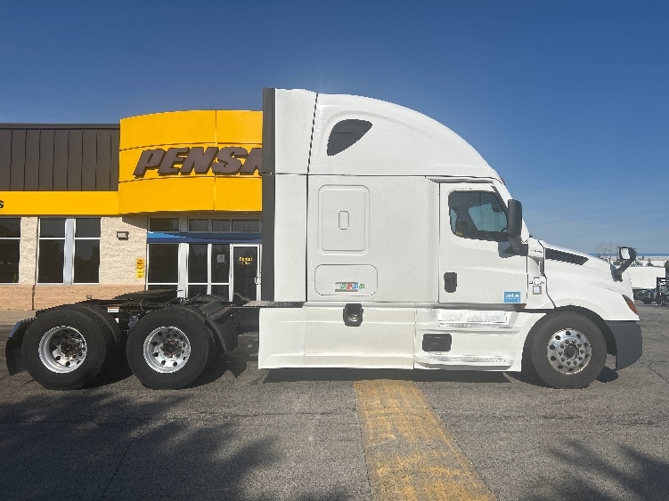 2022 Freightliner Cascadia in Sturtevant, WI — photo 8