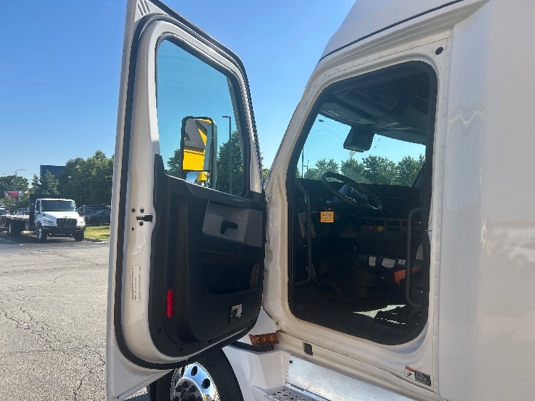 2022 Freightliner Cascadia in Sturtevant, WI — photo 9