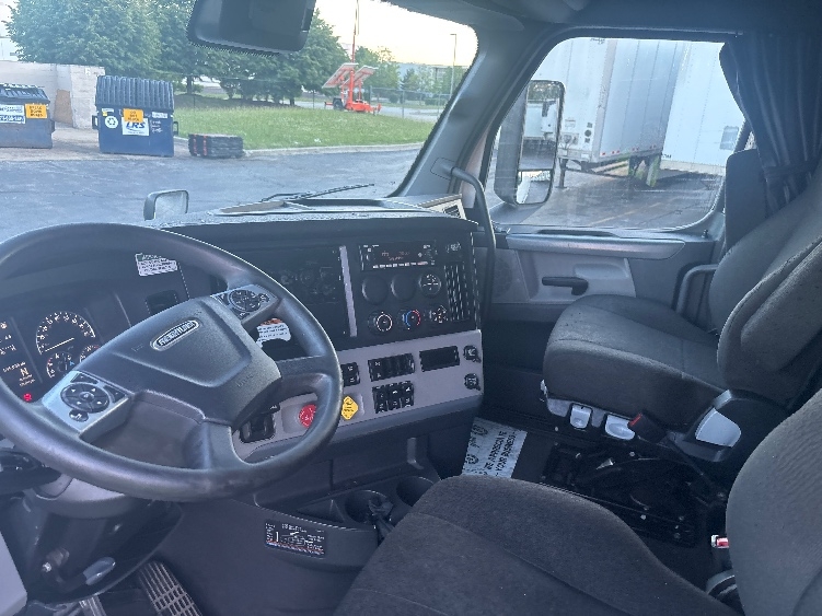 2022 Freightliner Cascadia in Sturtevant, WI — photo 10